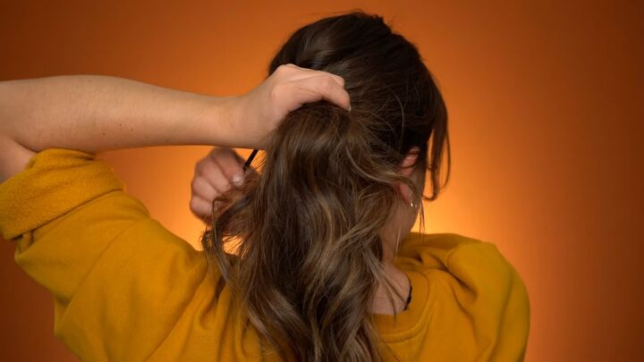 easy voluminous ponytail hack tutorial, Tying hair