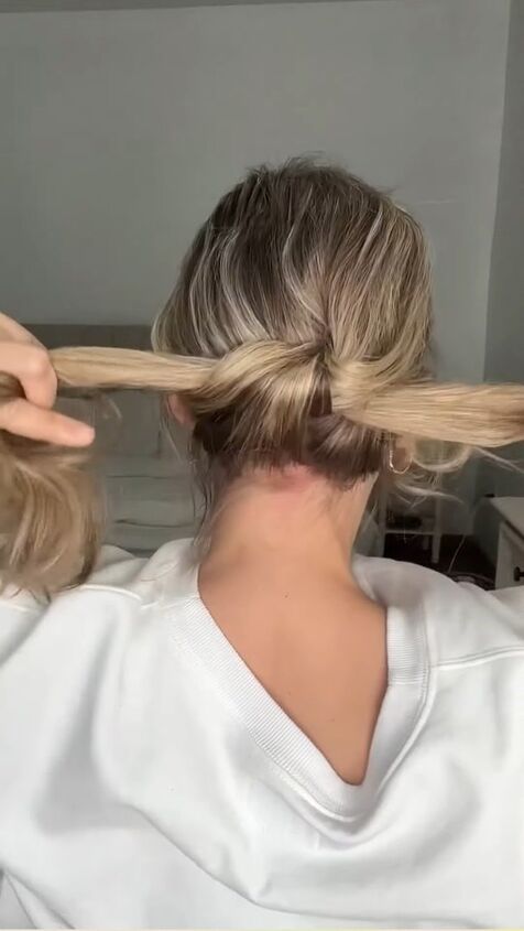 easy 60 second claw clip hairstyle, Making a knot