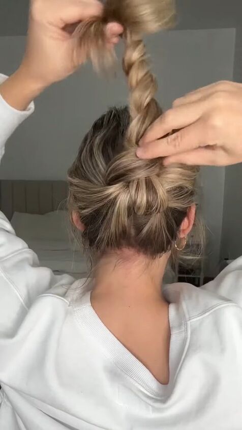 easy 60 second claw clip hairstyle, Twisting