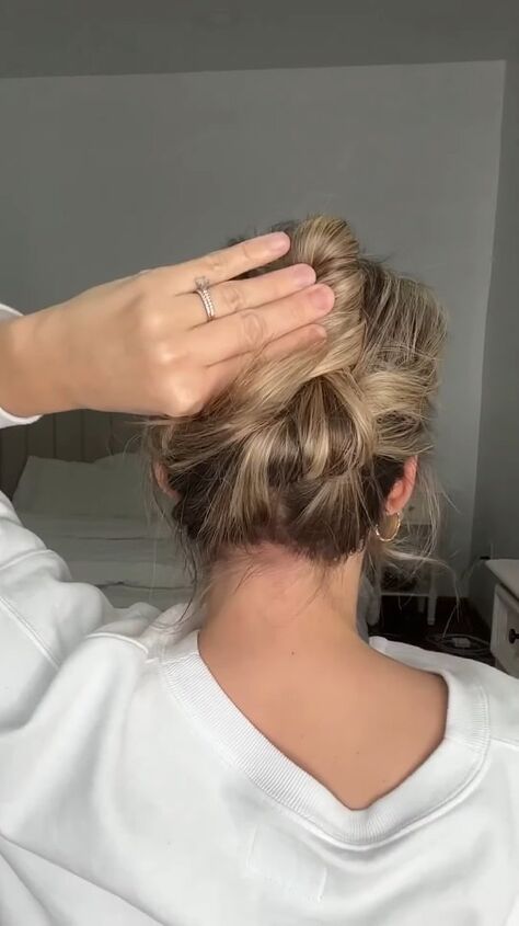 easy 60 second claw clip hairstyle, Bringing hair together