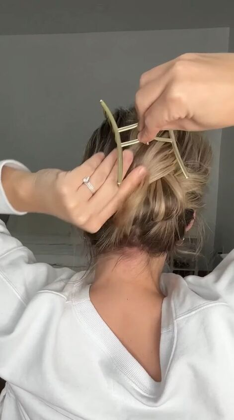 easy 60 second claw clip hairstyle, Clipping hair