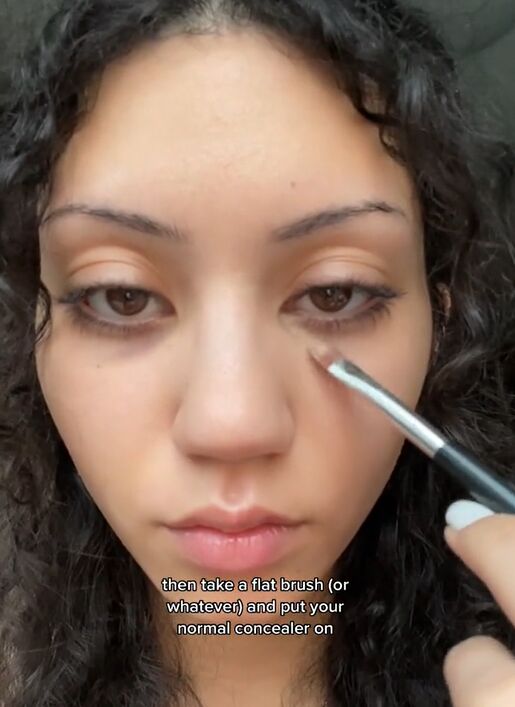 how to conceal hollow dark circles, Applying concealer