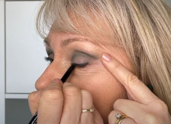 spring makeup tutorial an easy look for older women, Applying eyeliner