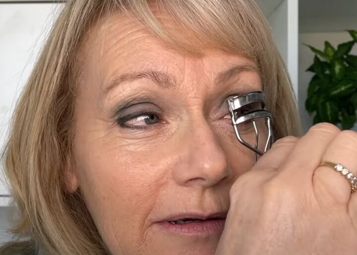 spring makeup tutorial an easy look for older women, Curling lashes