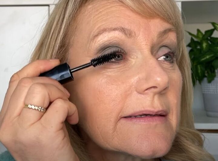 spring makeup tutorial an easy look for older women, Applying mascara