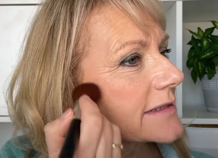 spring makeup tutorial an easy look for older women, Adding bronzer