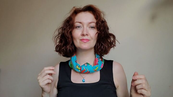 3 fun ways to wear a silk scarf on the neck, Style 2 The centered knot