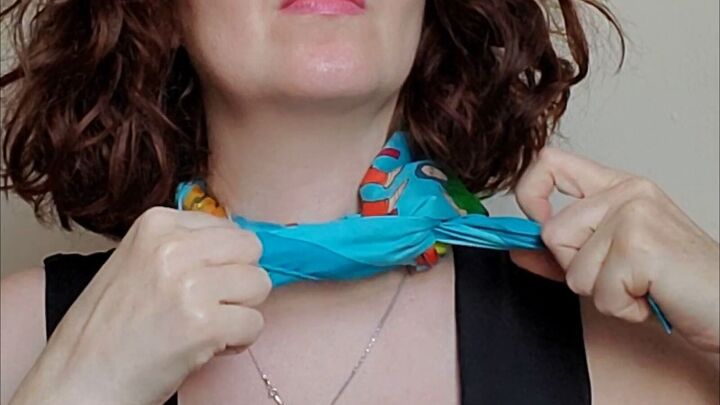 3 fun ways to wear a silk scarf on the neck, Tightening