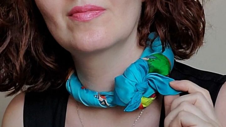 3 fun ways to wear a silk scarf on the neck, Style 3 The twisted cord