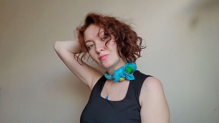 3 fun ways to wear a silk scarf on the neck, Style 3 The twisted cord