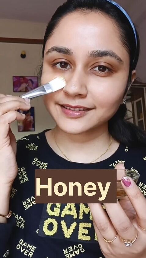 this 1 item in your pantry helps you get glowing skin, Applying honey to face