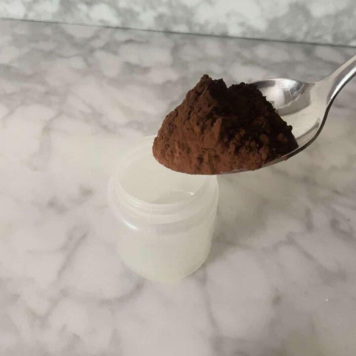 Adding cocoa to make dry shampoo powder