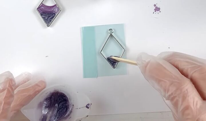 how to diy cute gap uv resin earrings, Adding resin mixture to bezel