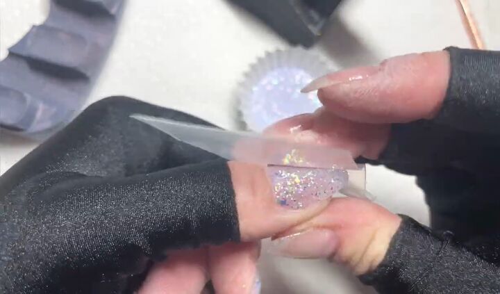 how to diy cute and easy mirror chrome nails, Brushing off flakes