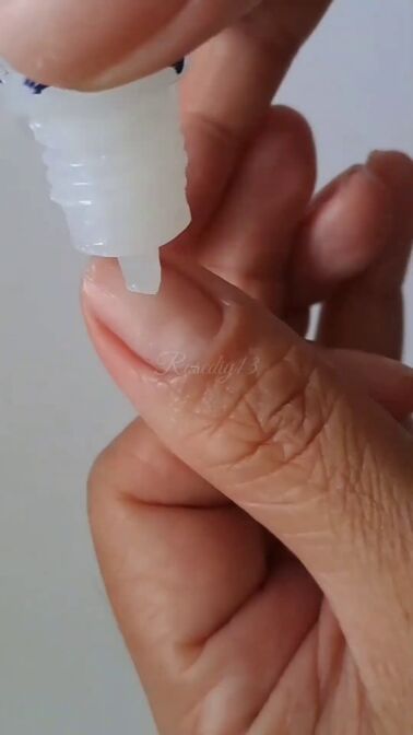 awesome hack how to diy nail extensions using tissue and baby powder, Applying nail glue