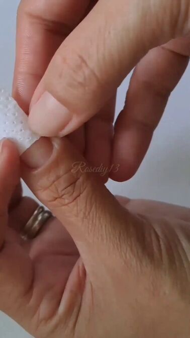 awesome hack how to diy nail extensions using tissue and baby powder, Applying tissue to nail