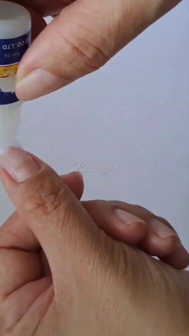 awesome hack how to diy nail extensions using tissue and baby powder, Covering tissue in glue