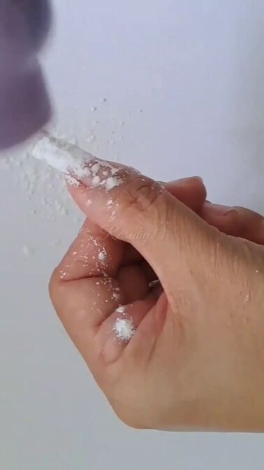 awesome hack how to diy nail extensions using tissue and baby powder, Adding baby powder