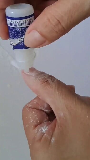 awesome hack how to diy nail extensions using tissue and baby powder, Applying more glue