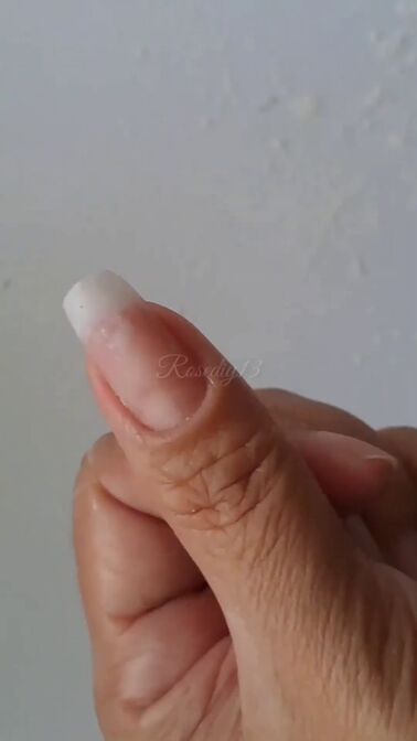 awesome hack how to diy nail extensions using tissue and baby powder, DIY nail extensions