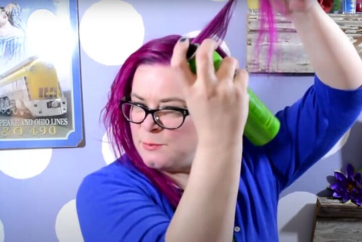 easy romantic curls hairstyle tutorial, Spraying hair