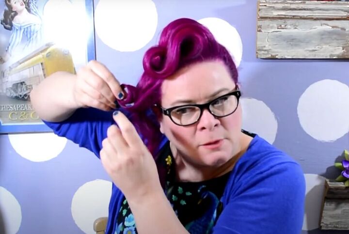 easy romantic curls hairstyle tutorial, Shaping hair