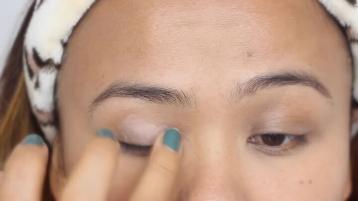 cute and easy doll eye makeup tutorial, Priming lids