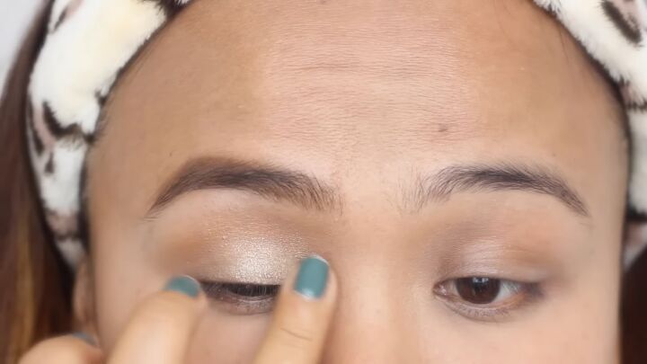 cute and easy doll eye makeup tutorial, Applying gold eyeshadow