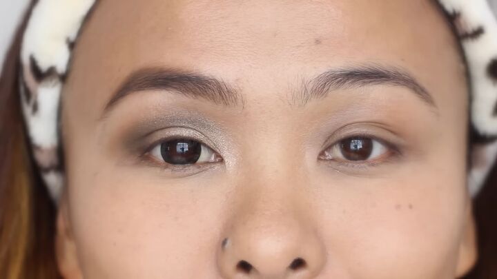cute and easy doll eye makeup tutorial, Adding black eyeshadow