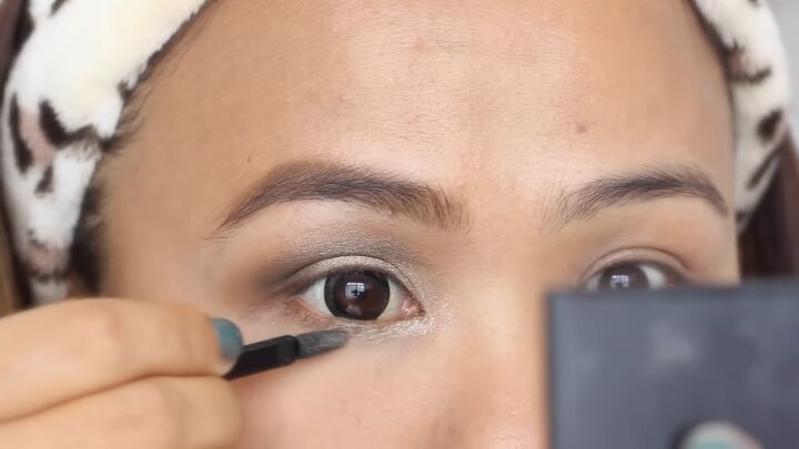 cute and easy doll eye makeup tutorial, Applying gold eyeshadow