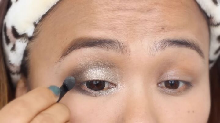 cute and easy doll eye makeup tutorial, Applying black eyeshadow