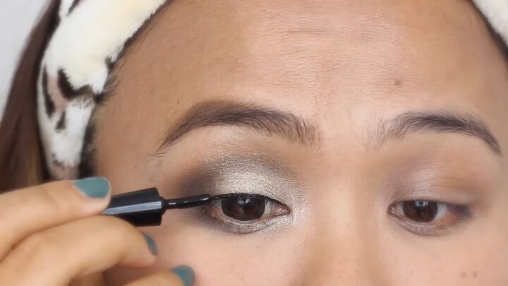 cute and easy doll eye makeup tutorial, Applying eyeliner