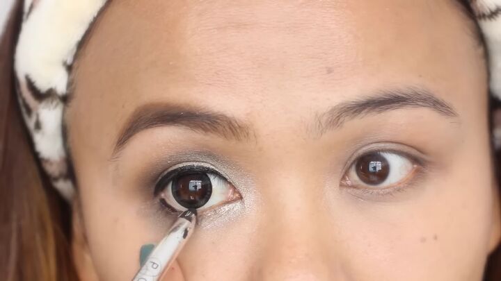 cute and easy doll eye makeup tutorial, Applying eyeliner
