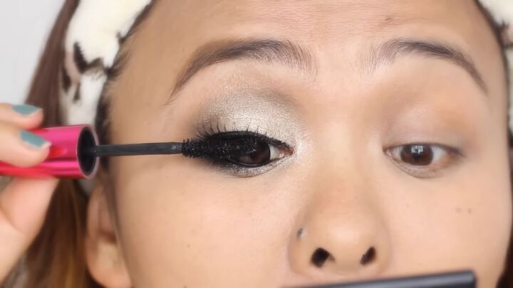 cute and easy doll eye makeup tutorial, Applying mascara