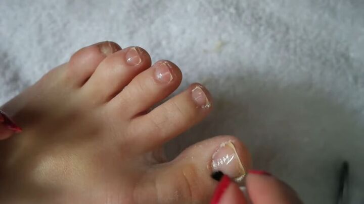 how to paint your toenails diy pedicure tutorial, Applying cuticle oil