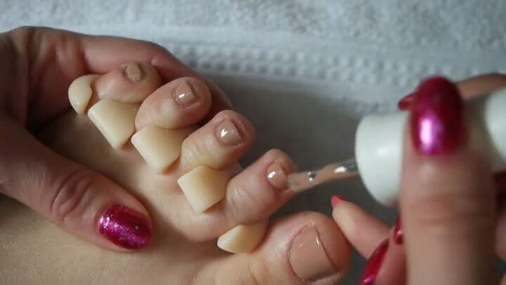 how to paint your toenails diy pedicure tutorial, Applying color