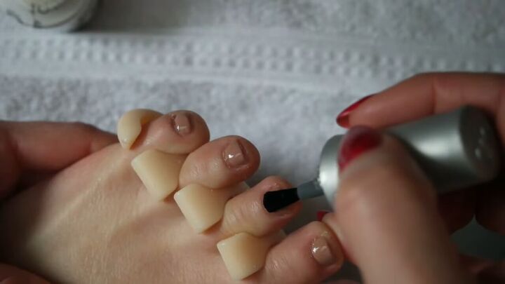 how to paint your toenails diy pedicure tutorial, Applying color