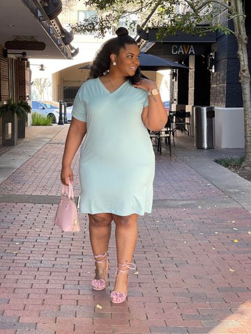 casually style this easter with minimal effort, Morgan B wearing light green casual dress with a light pink handbag and light pink lace up heels
