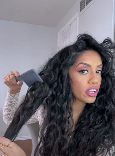 easy 1 minute voluminous curls hack, Combing hair upward