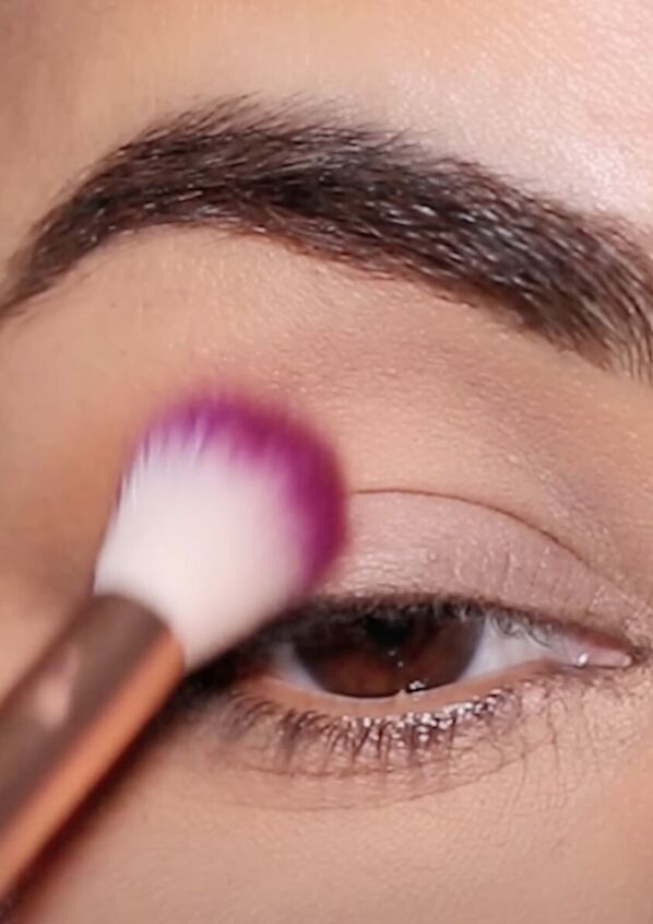 super easy makeup hack for bigger eyes, Applying eyeshadow