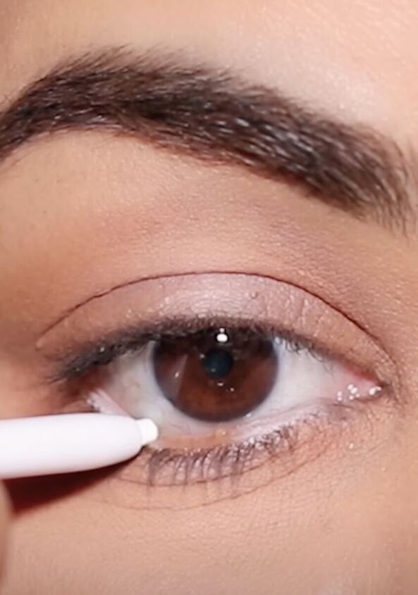super easy makeup hack for bigger eyes, Applying eyeliner