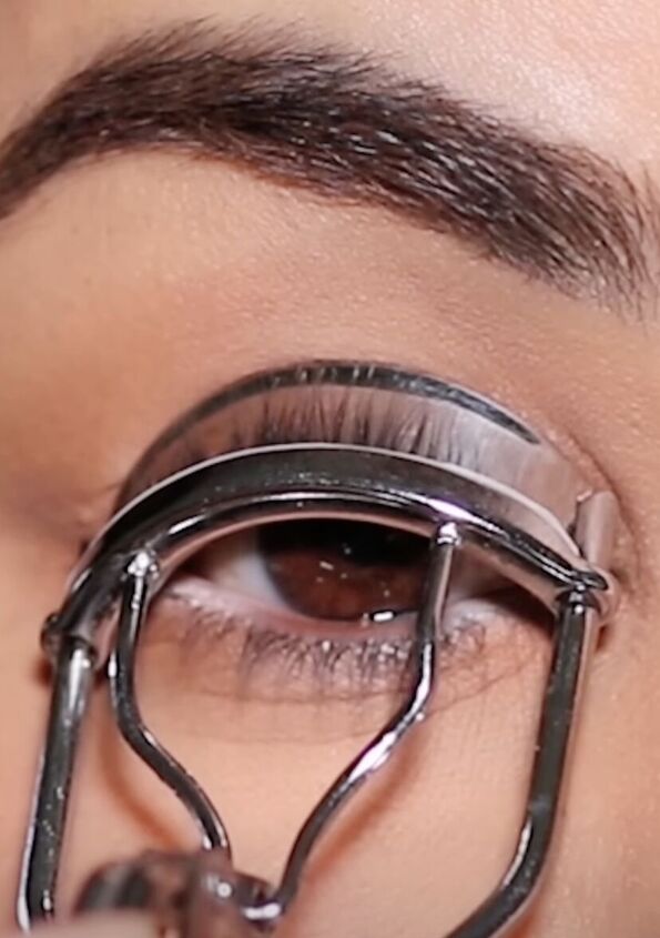 super easy makeup hack for bigger eyes, Curling lashes