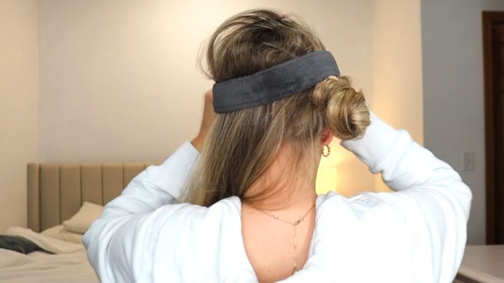 how to create gorgeous heatless curls with a robe tie, Placing tie around head