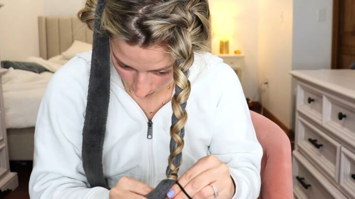 how to create gorgeous heatless curls with a robe tie, Tying ends