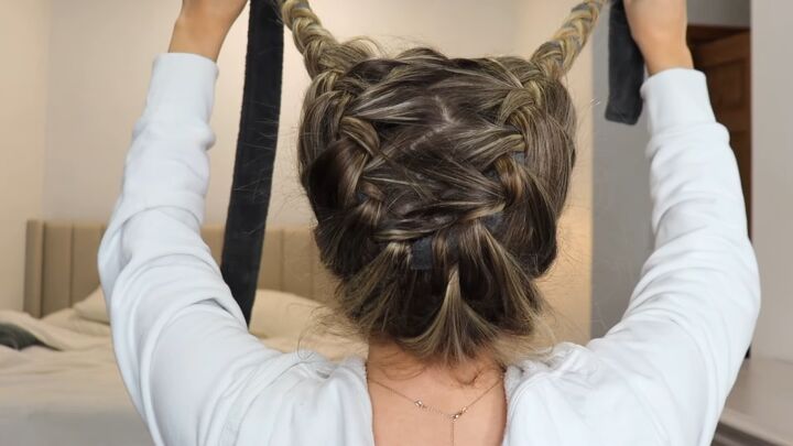how to create gorgeous heatless curls with a robe tie, Tying ends
