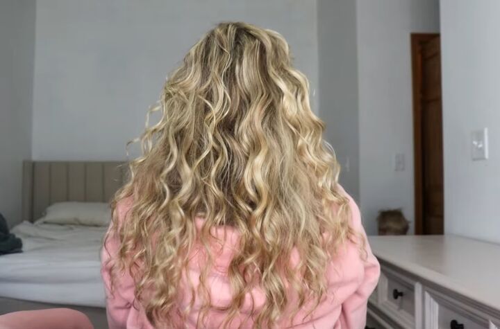 How to Create Gorgeous Heatless Curls With a Robe Tie | Upstyle