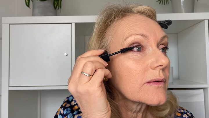 easy 10 minute makeup routine for mature skin, Adding mascara