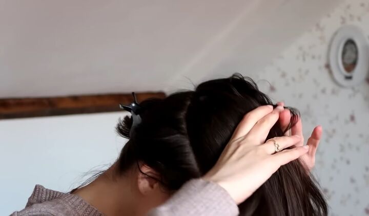 easy overnight blowout tutorial, Splitting hair