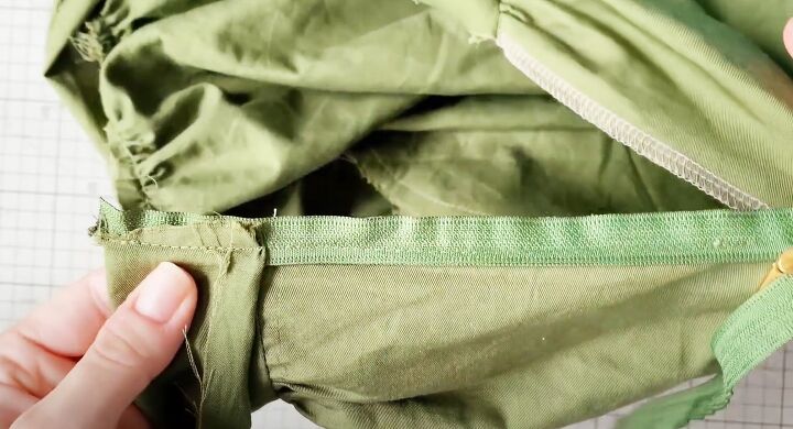 how to diy a beginner friendly midi skirt, Inserting zipper