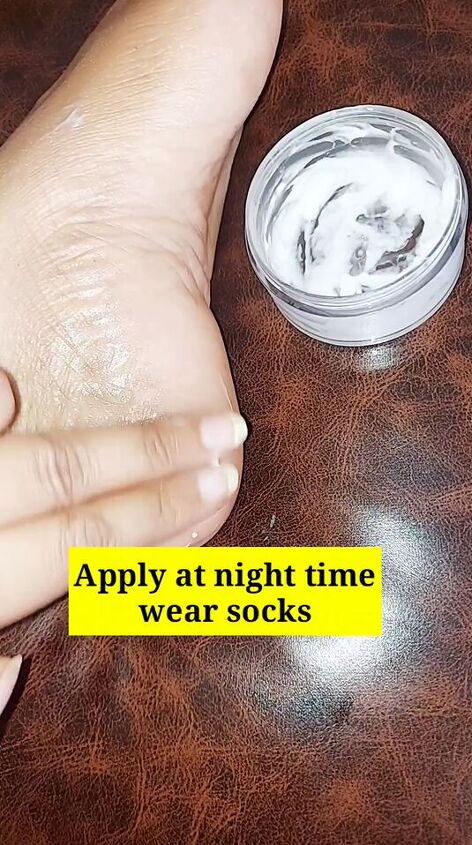 5 beauty hacks using vaseline, Applying to feet